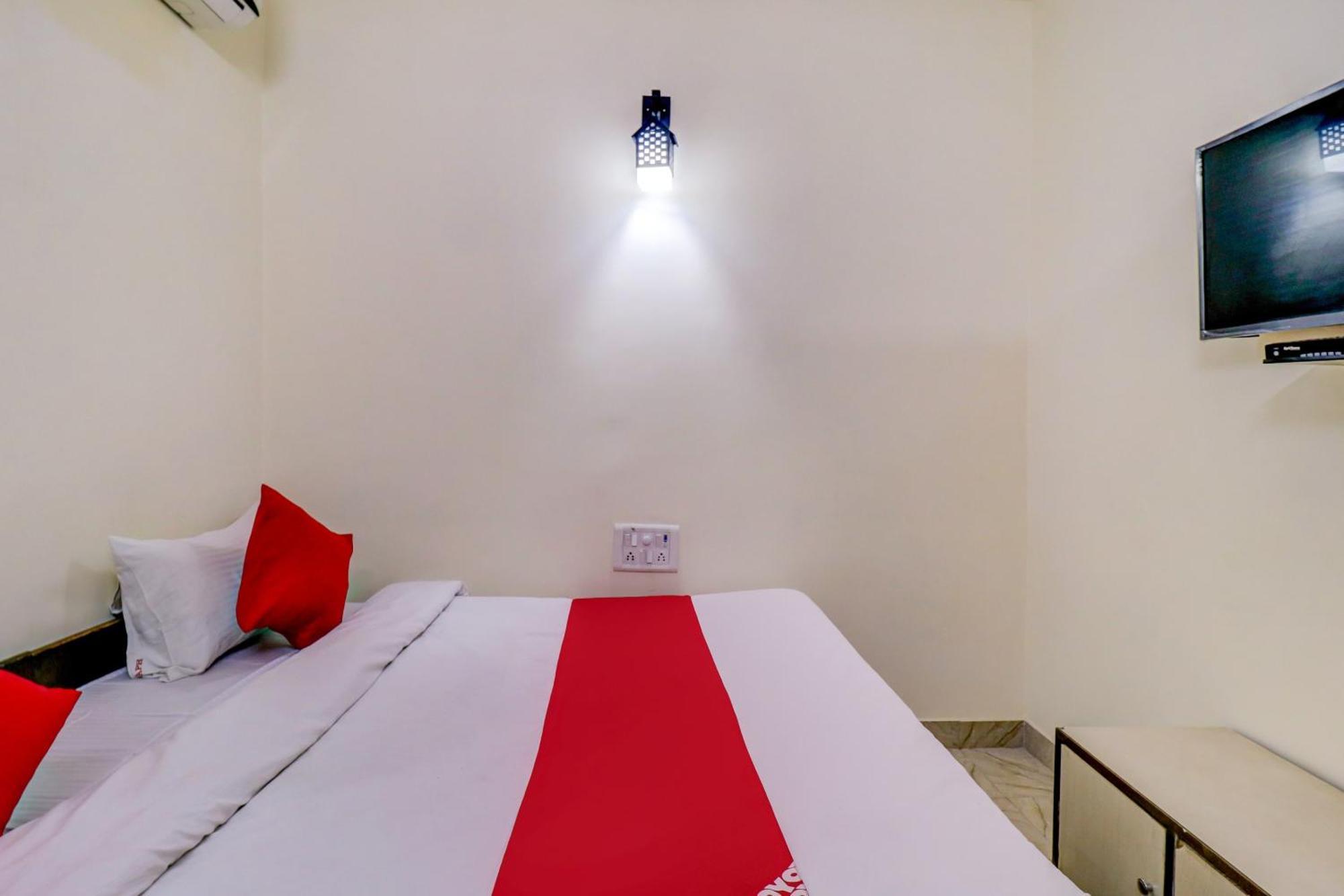 Hotel O Rs Hotels Near Pitampura Metro 델리 외부 사진