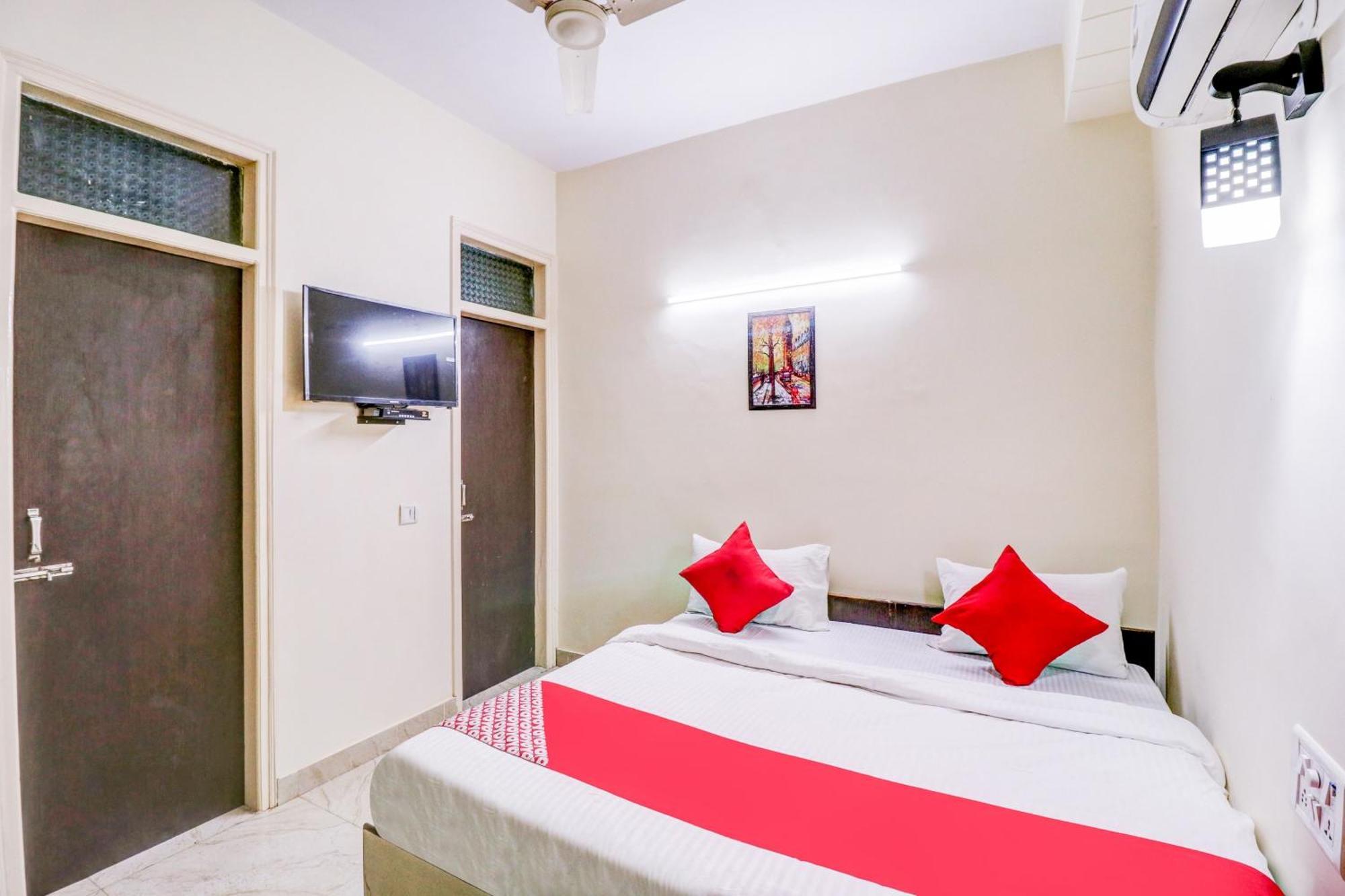 Hotel O Rs Hotels Near Pitampura Metro 델리 외부 사진