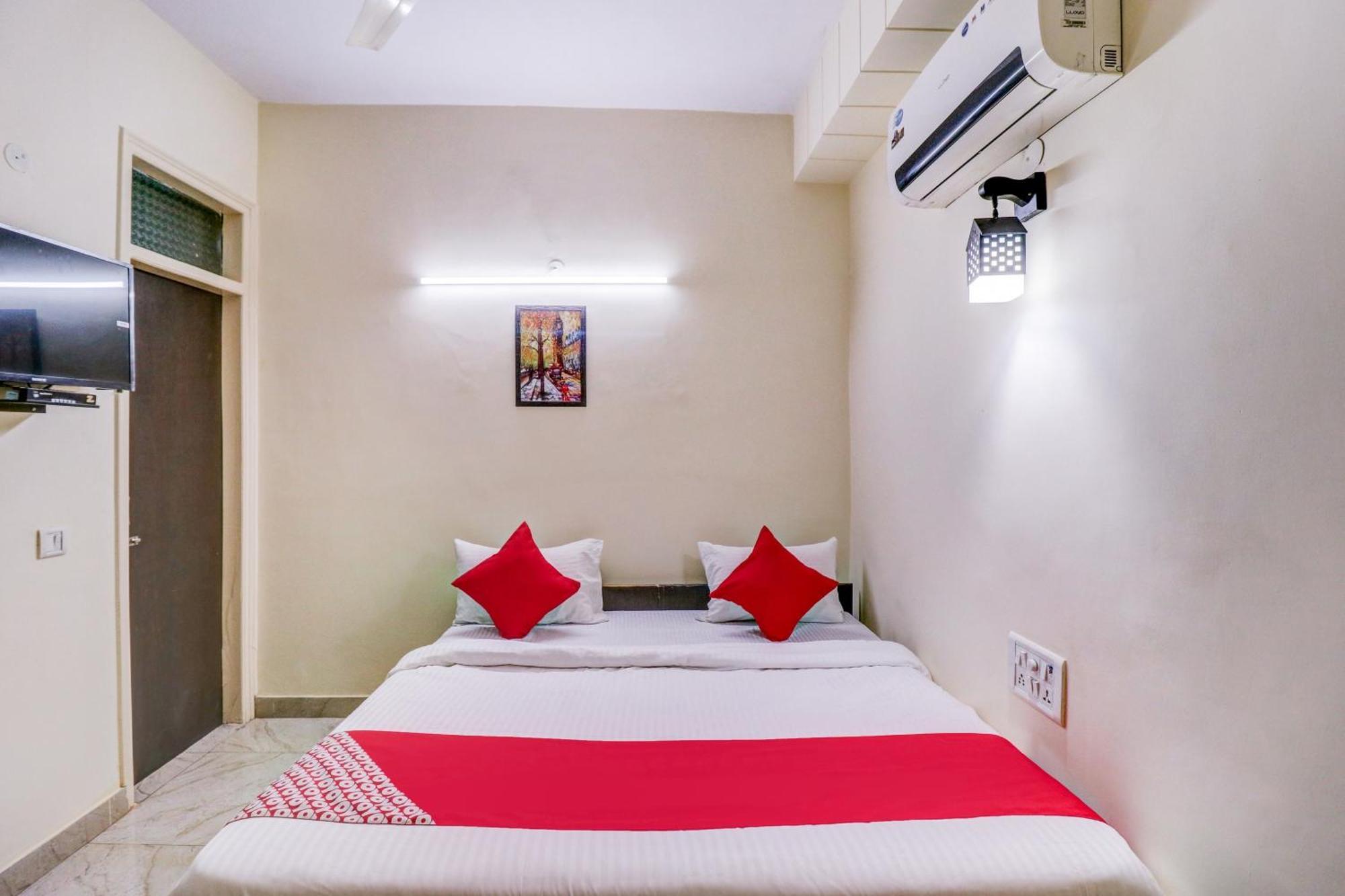 Hotel O Rs Hotels Near Pitampura Metro 델리 외부 사진